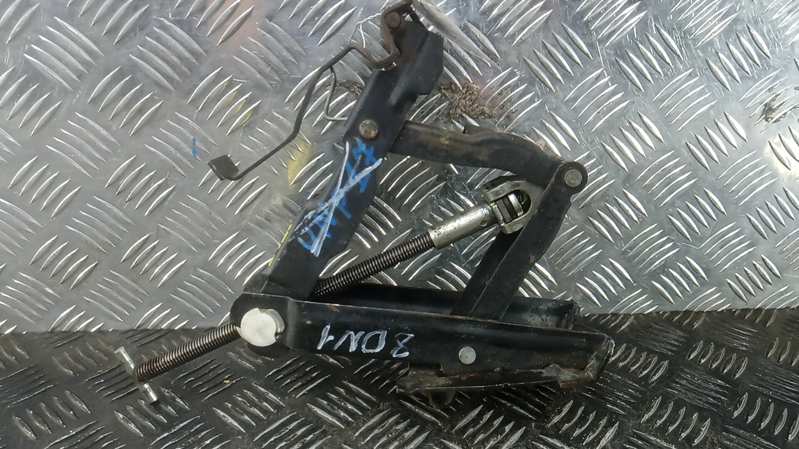 Домкрат к Volkswagen Golf 2004