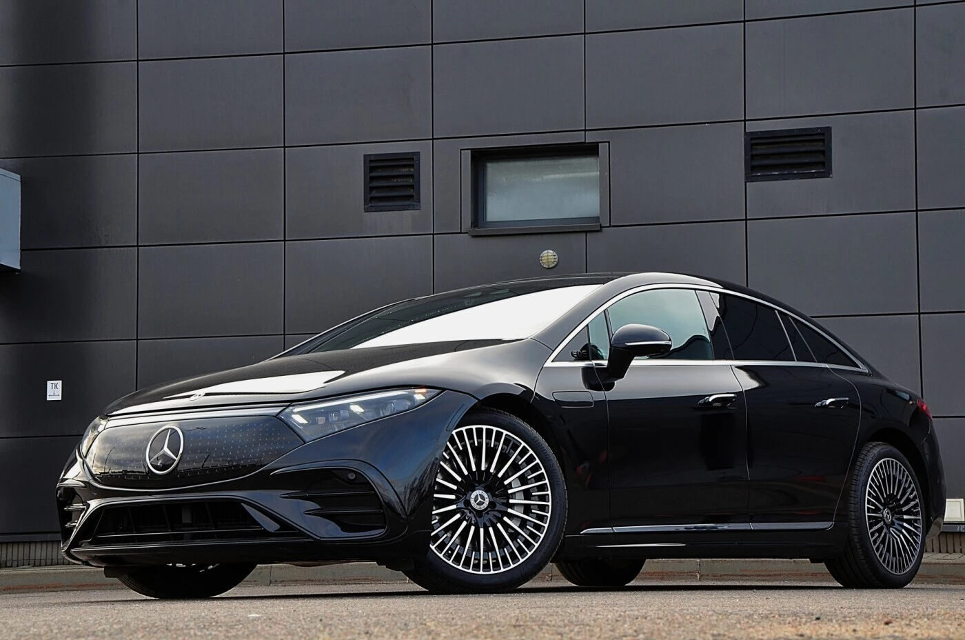 Подбор и доставка Mercedes-Benz EQS