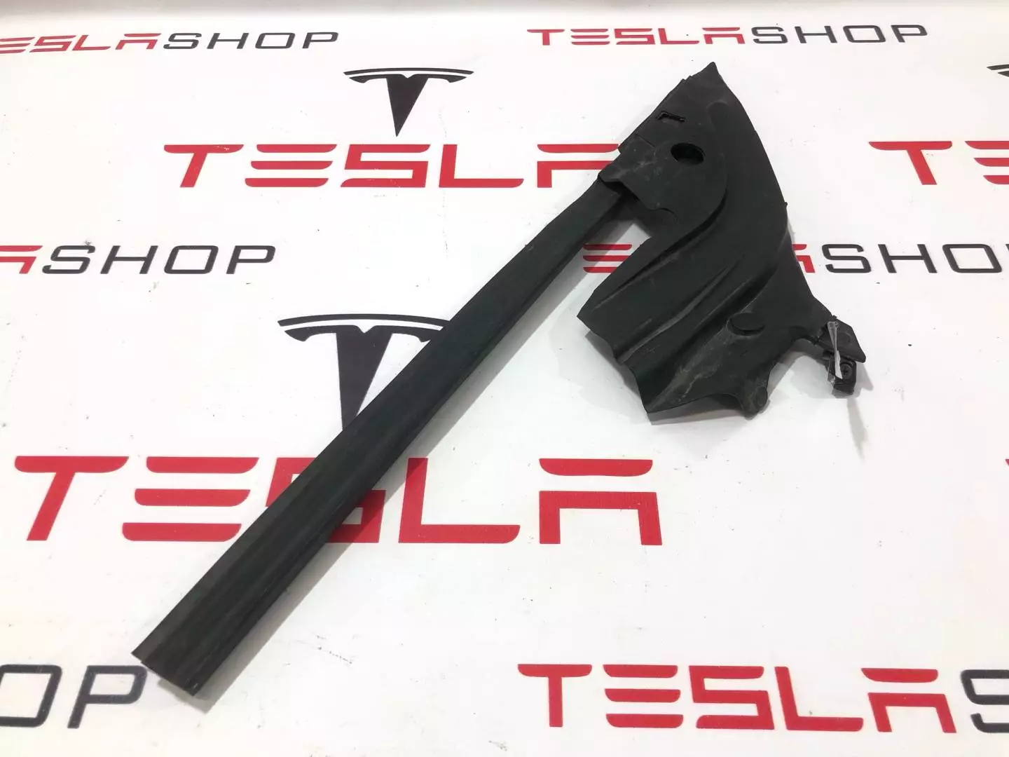 Уплотнитель к Tesla Model 3 2019