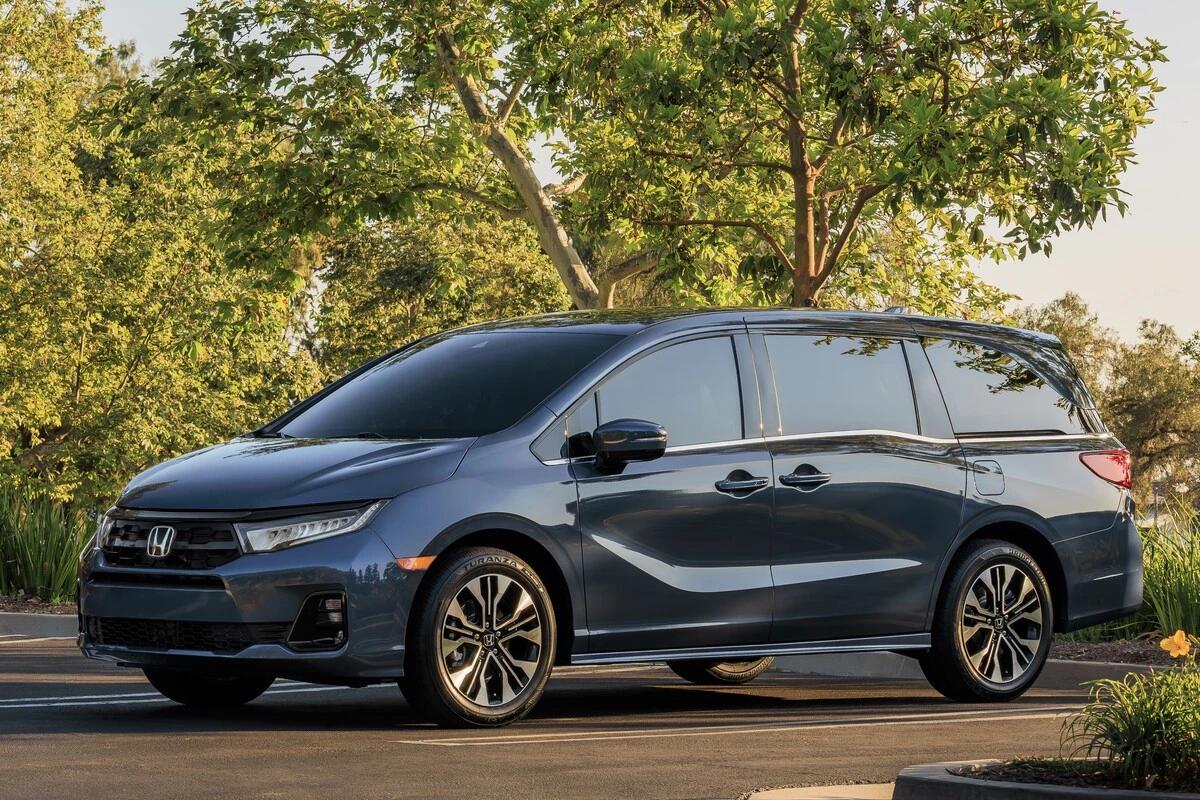 Еще богаче и дороже: обновлен минивэн Honda Odyssey