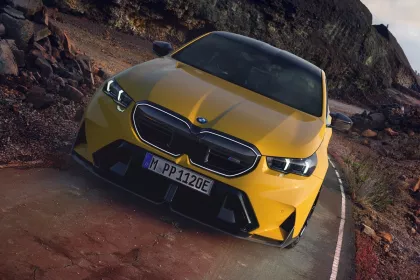 Больше «перца»: седан BMW M5 получил аксессуары M Performance