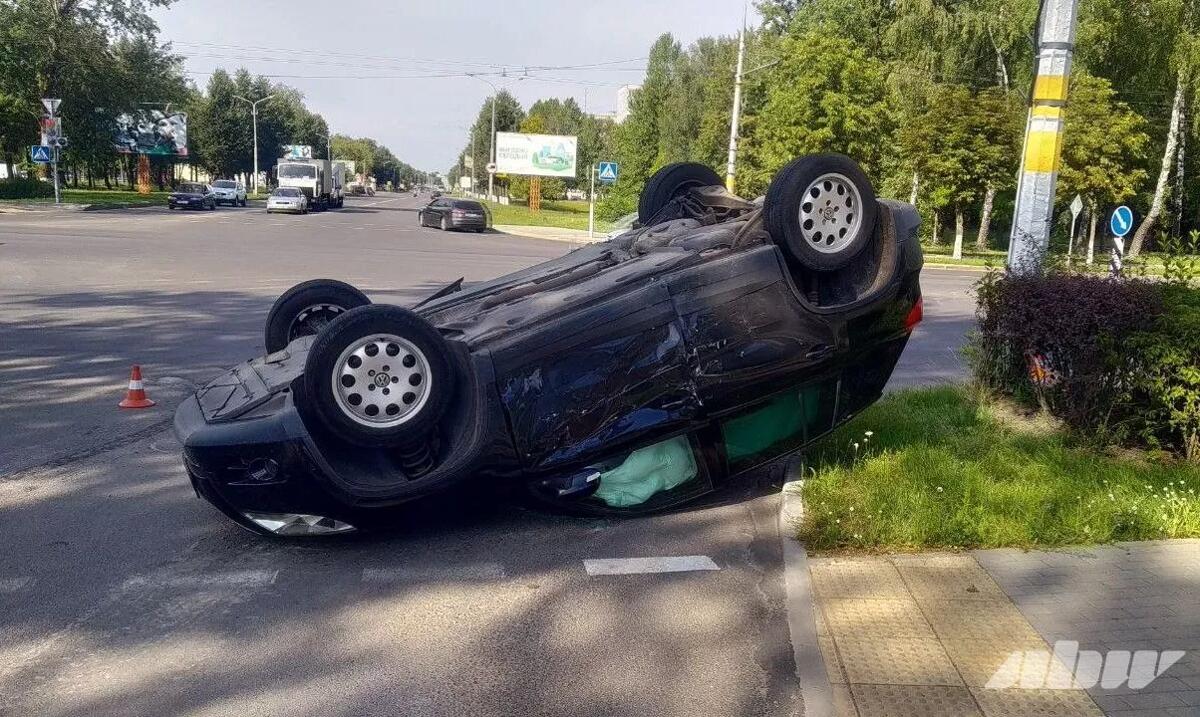 В Бобруйске водитель VW Tiguan не уступила дорогу – кроссовер перевернулся