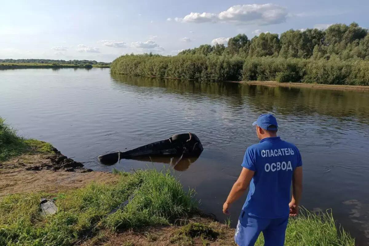 Под Веткой автомобиль с двумя рыбаками съехал в Сож