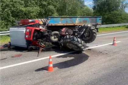 Трактор «сложился» в столкновении с Renault Logan под Полоцком