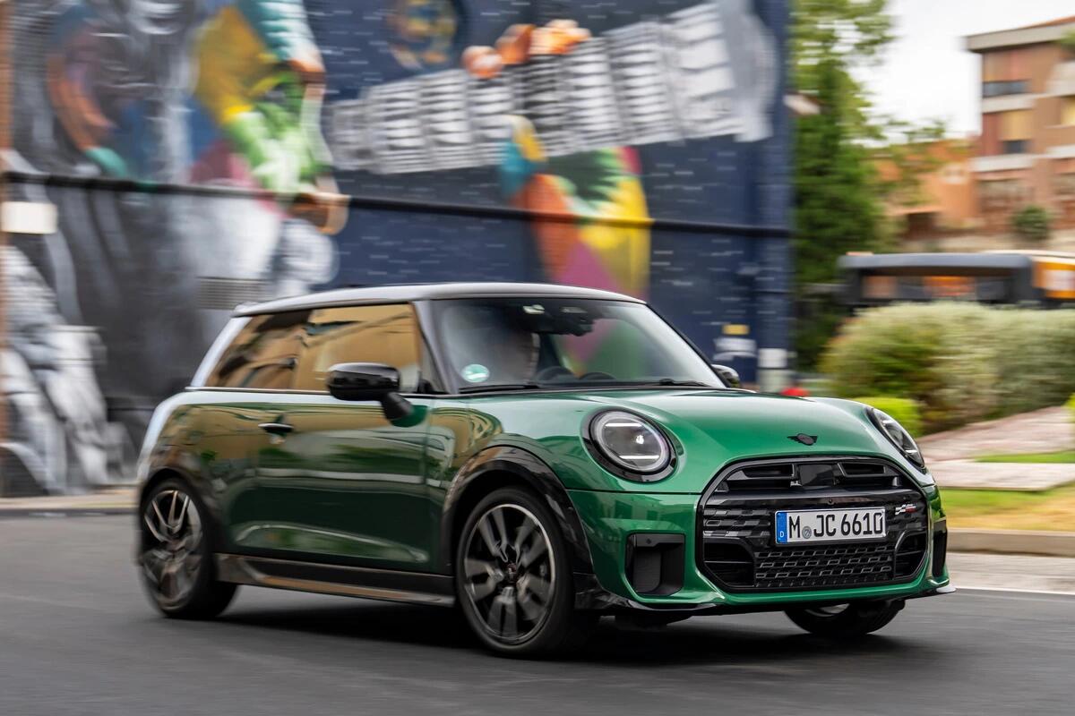 MINI Cooper притворился «заряженным» хэтчбеком JCW