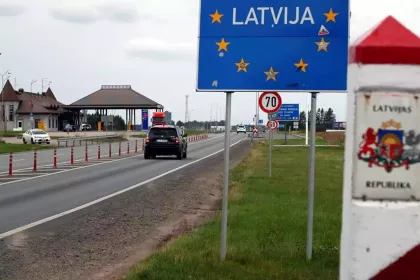 Латвия, вероятно, будет пропускать автомобили с белорусскими номерами, но не все