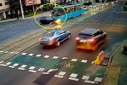 Трамвай и Opel столкнулись в Минске – водитель легковушки ехал на красный
