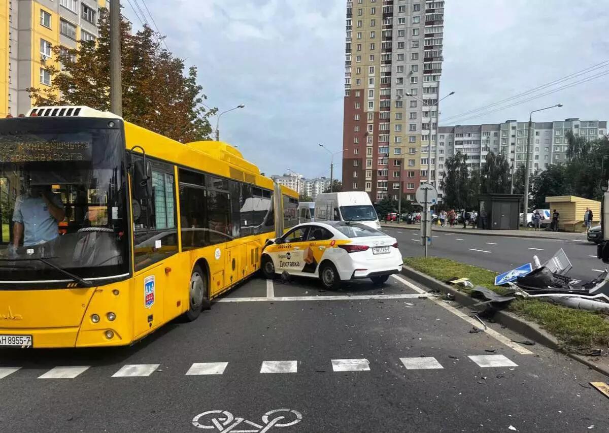 В Минске таксист отвлекся на навигатор, снес светофор и приехал во встречный автобус