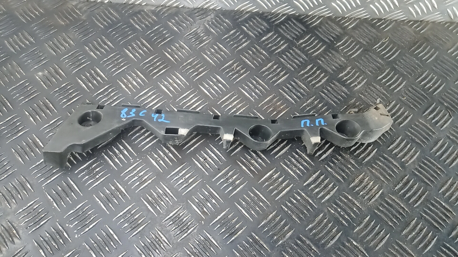 Кронштейн крепления бампера к Mazda 156 2010