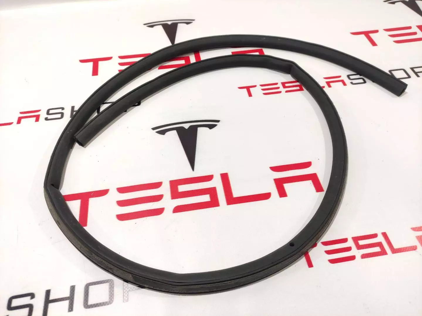 Уплотнитель к Tesla Model X 2019