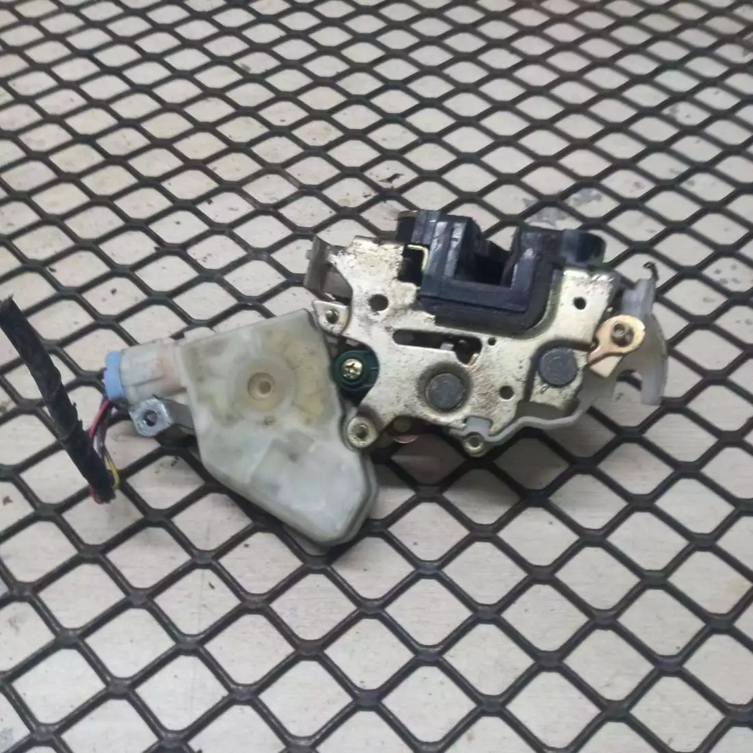 Замок двери передней левой к Nissan Sentra 2004