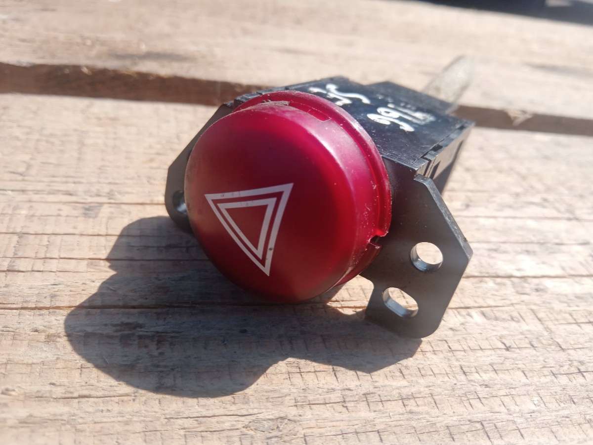Кнопка аварийной сигнализации к Mitsubishi Colt 2008