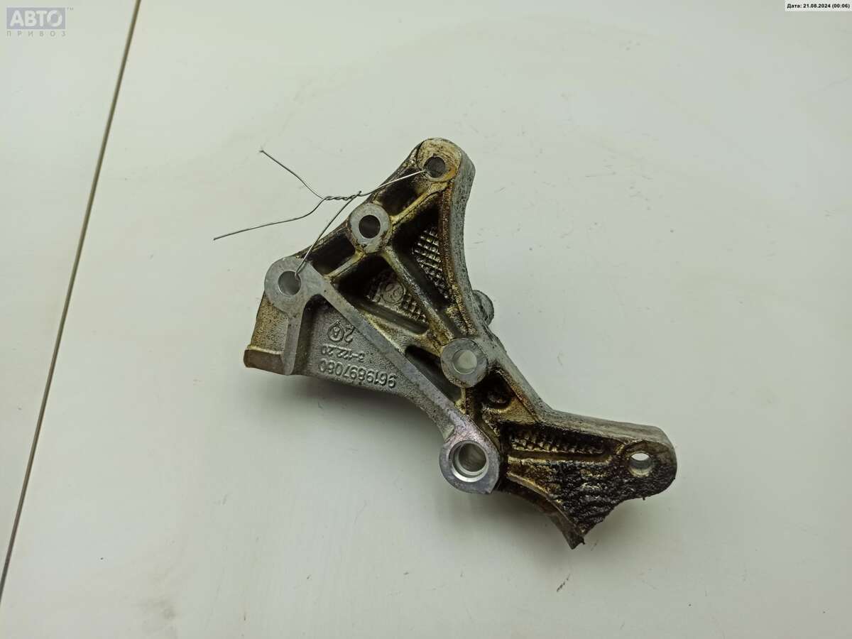 Кронштейн генератора к Peugeot 607 2002