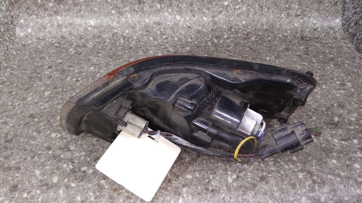 Поворотник правый к Mazda 323 1992