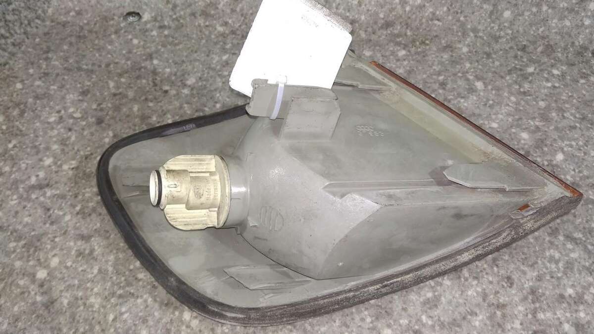 Поворотник левый к Audi 100 1993
