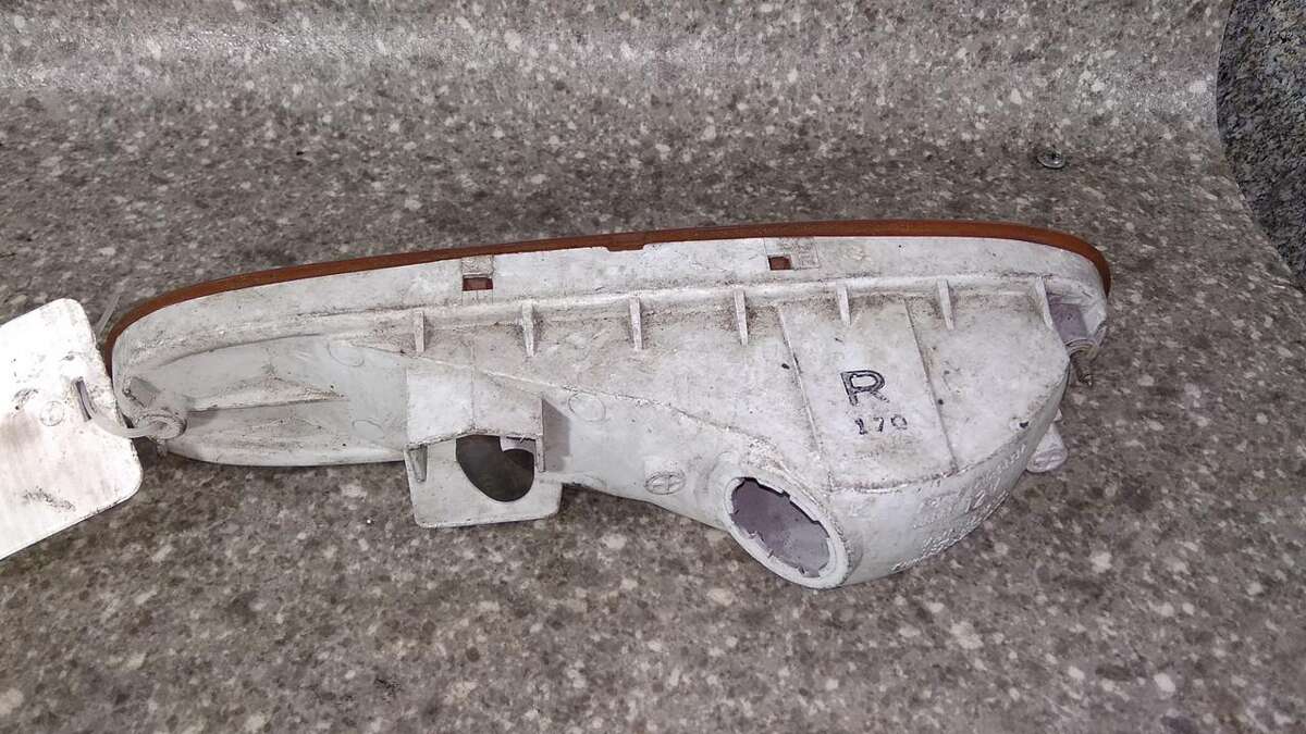 Поворотник правый к Nissan 100NX 1993