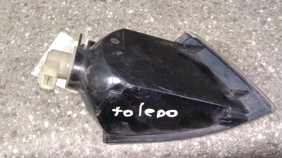 Поворотник левый к SEAT Toledo 1997
