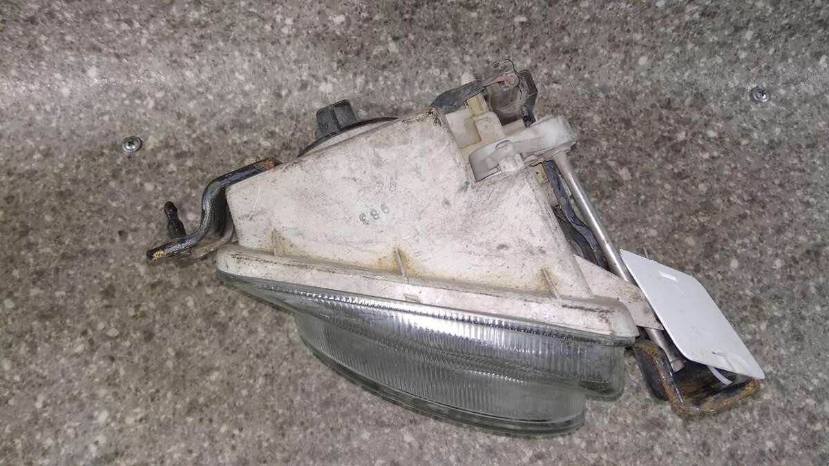 Фара противотуманная правая к Mitsubishi Galant 2001