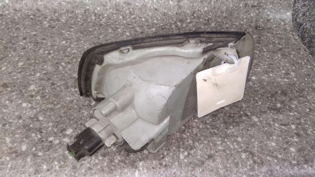Поворотник левый к Mitsubishi Colt 1997