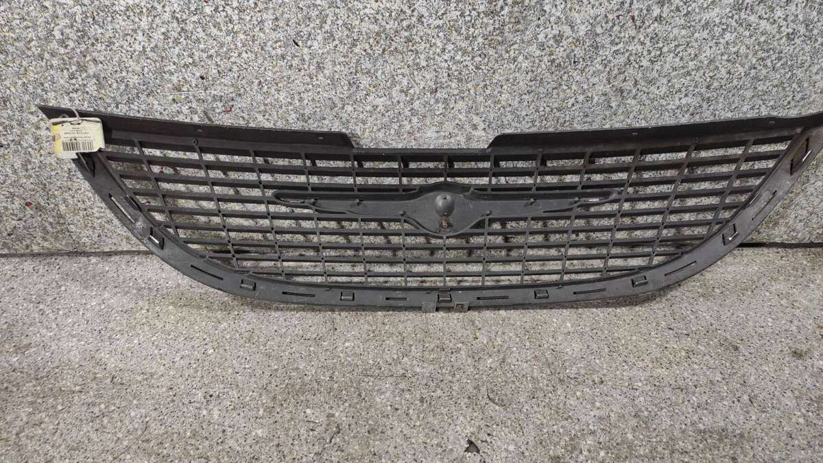 Решетка радиатора к Chrysler Voyager 2002