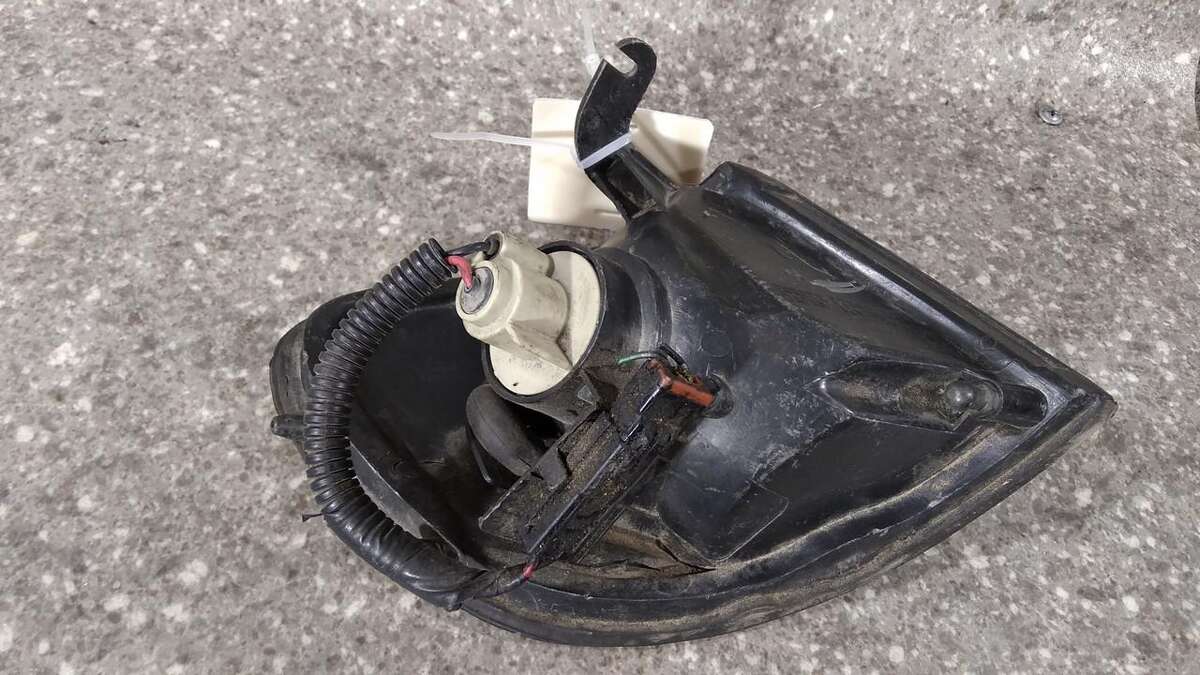 Поворотник левый к Nissan Sunny 1993