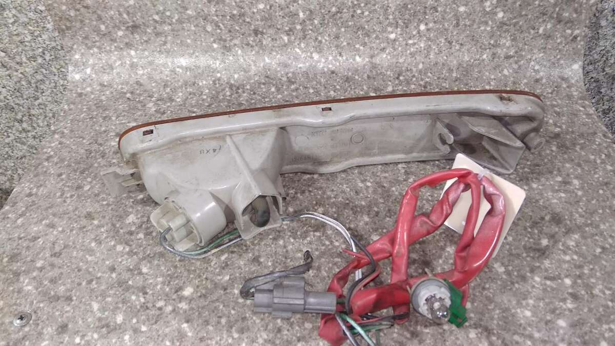 Поворотник правый к Mazda 323 1995