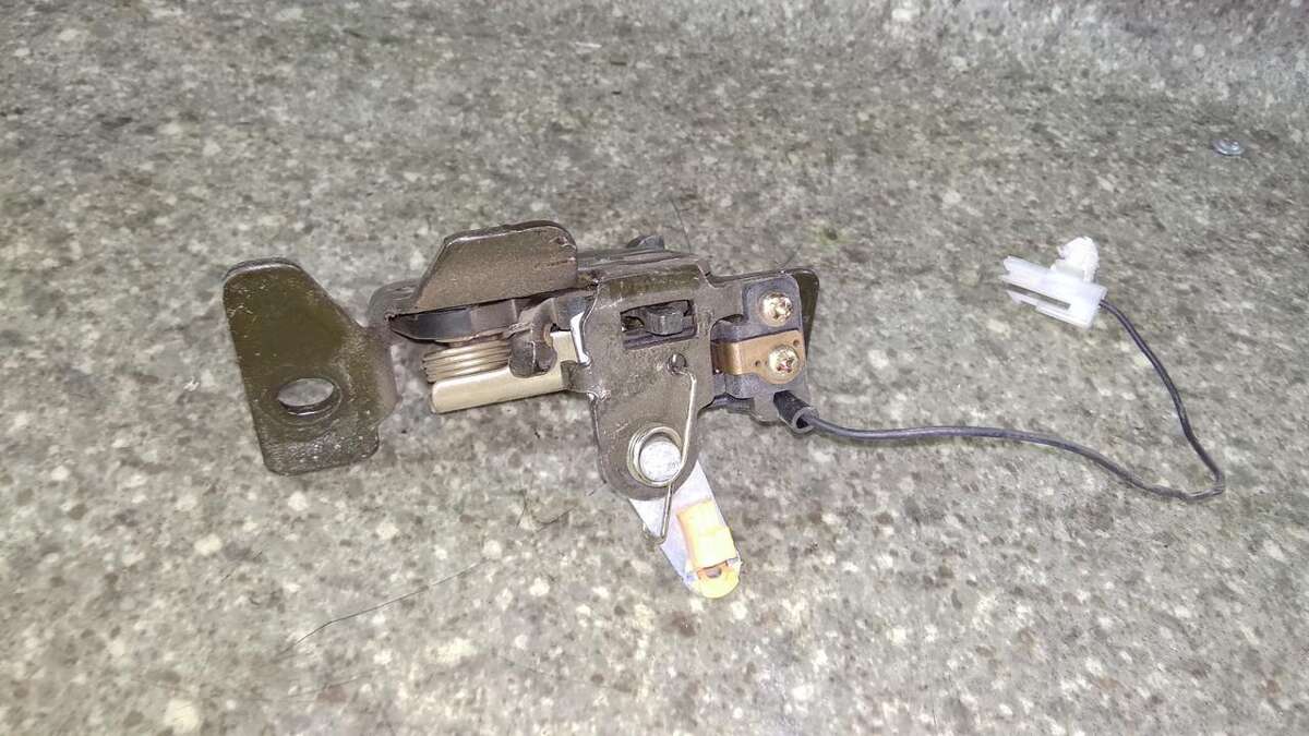 Замок багажника к Mazda Demio 1999