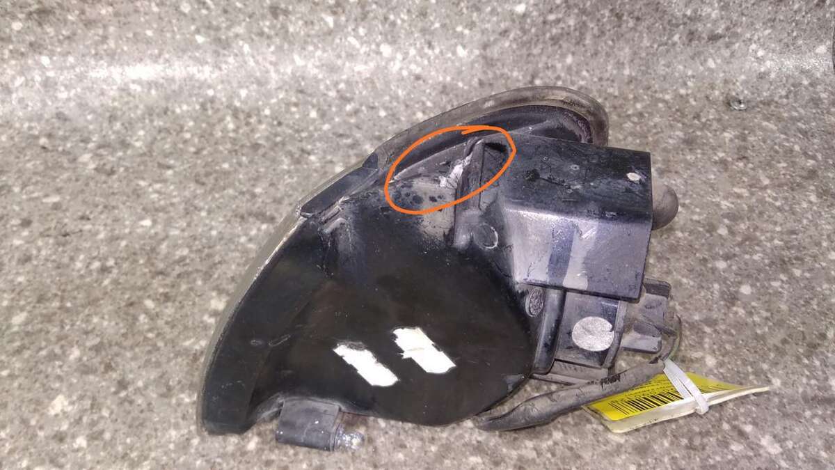 Поворотник правый к Nissan Primera 1993