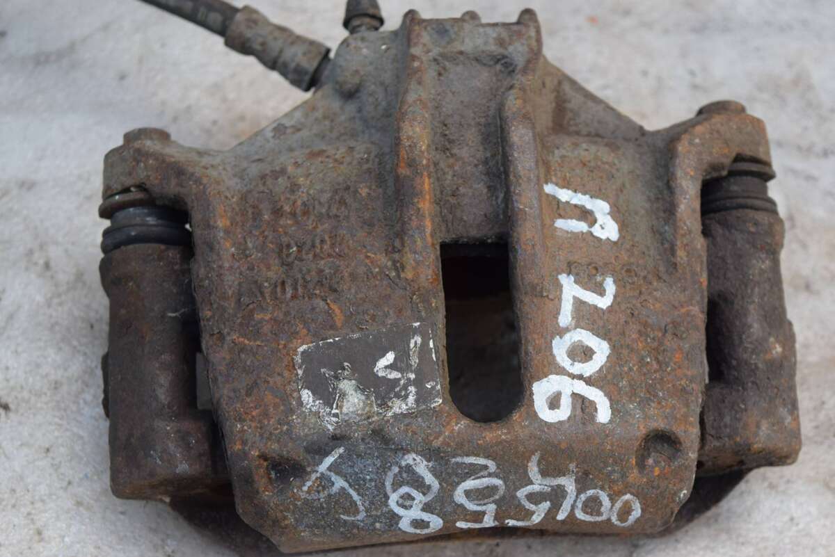 Суппорт передний правый к Peugeot 206 1999