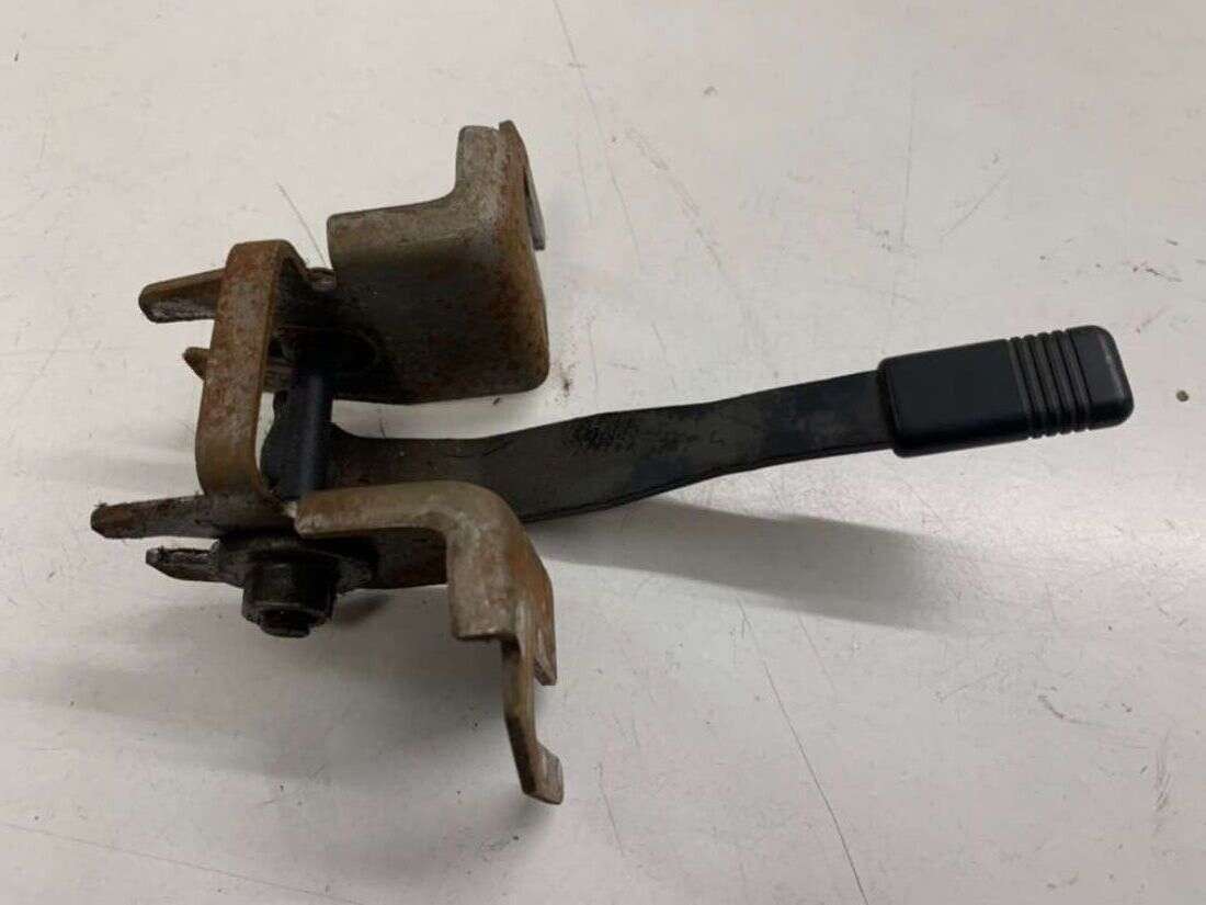 Ручка открывания капота к Mitsubishi Lancer 1995