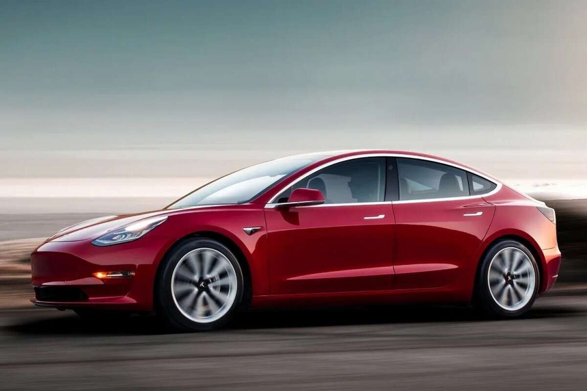 Последняя версия Tesla FSD повела Model 3 на красный и на встречную полосу