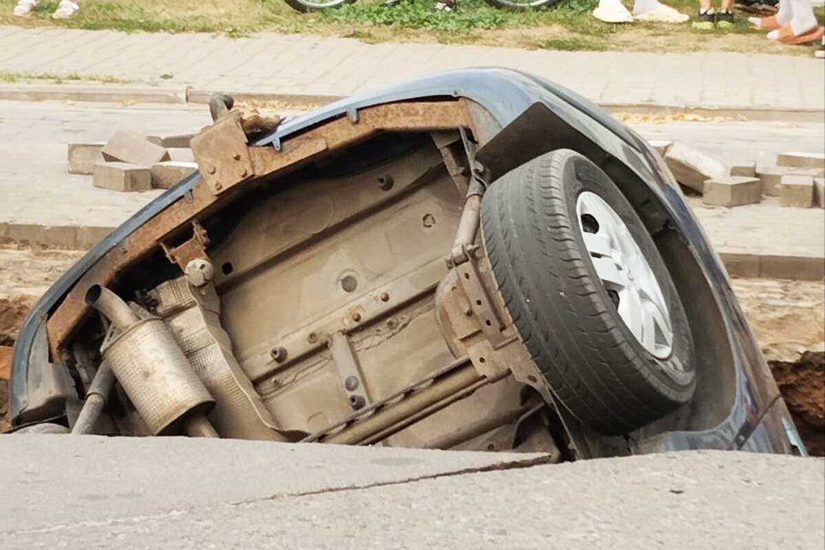 В Бобруйске автомобиль ушел под землю прямо на парковке возле жилого дома