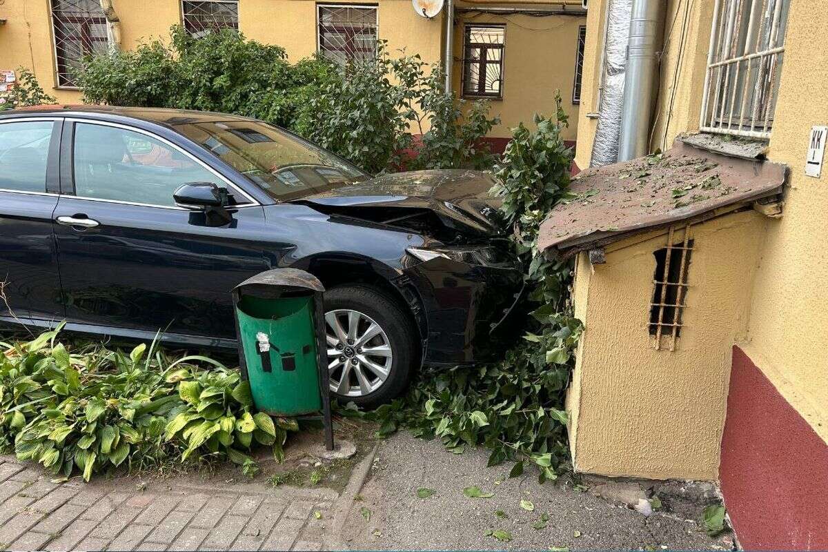 В Минске Toyota потеряла управление, сбила мотоцикл, ударила VW и въехала в дом