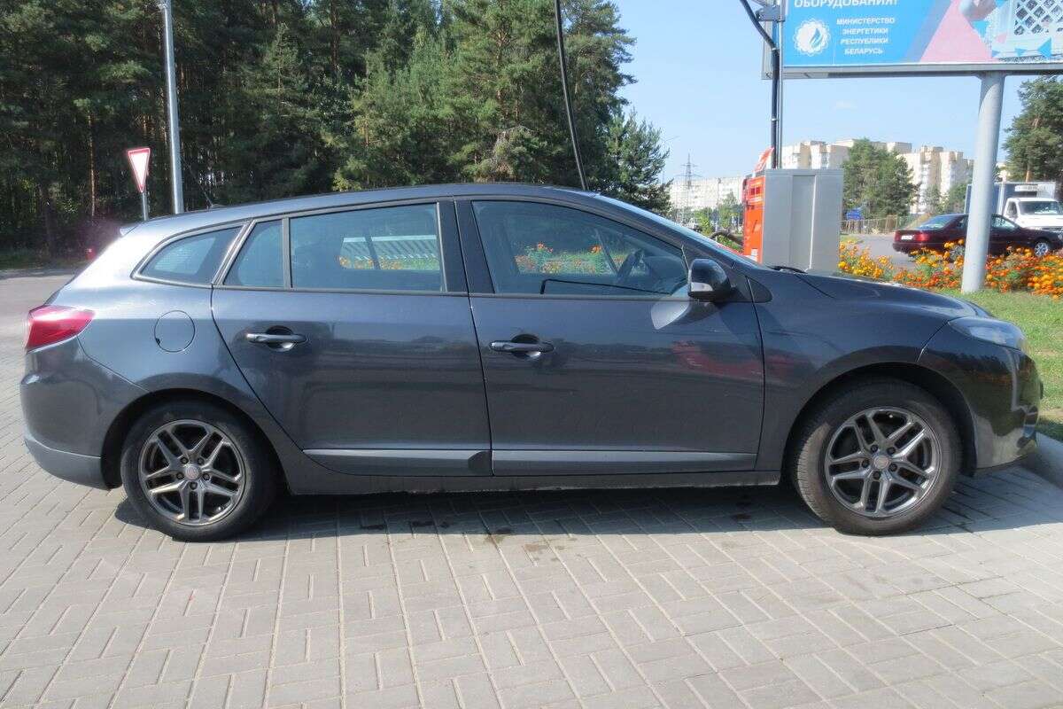 Renault_Megane_сбоку