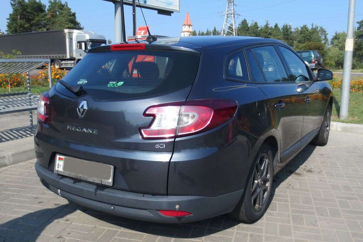 Renault_Megane_справа_сзади