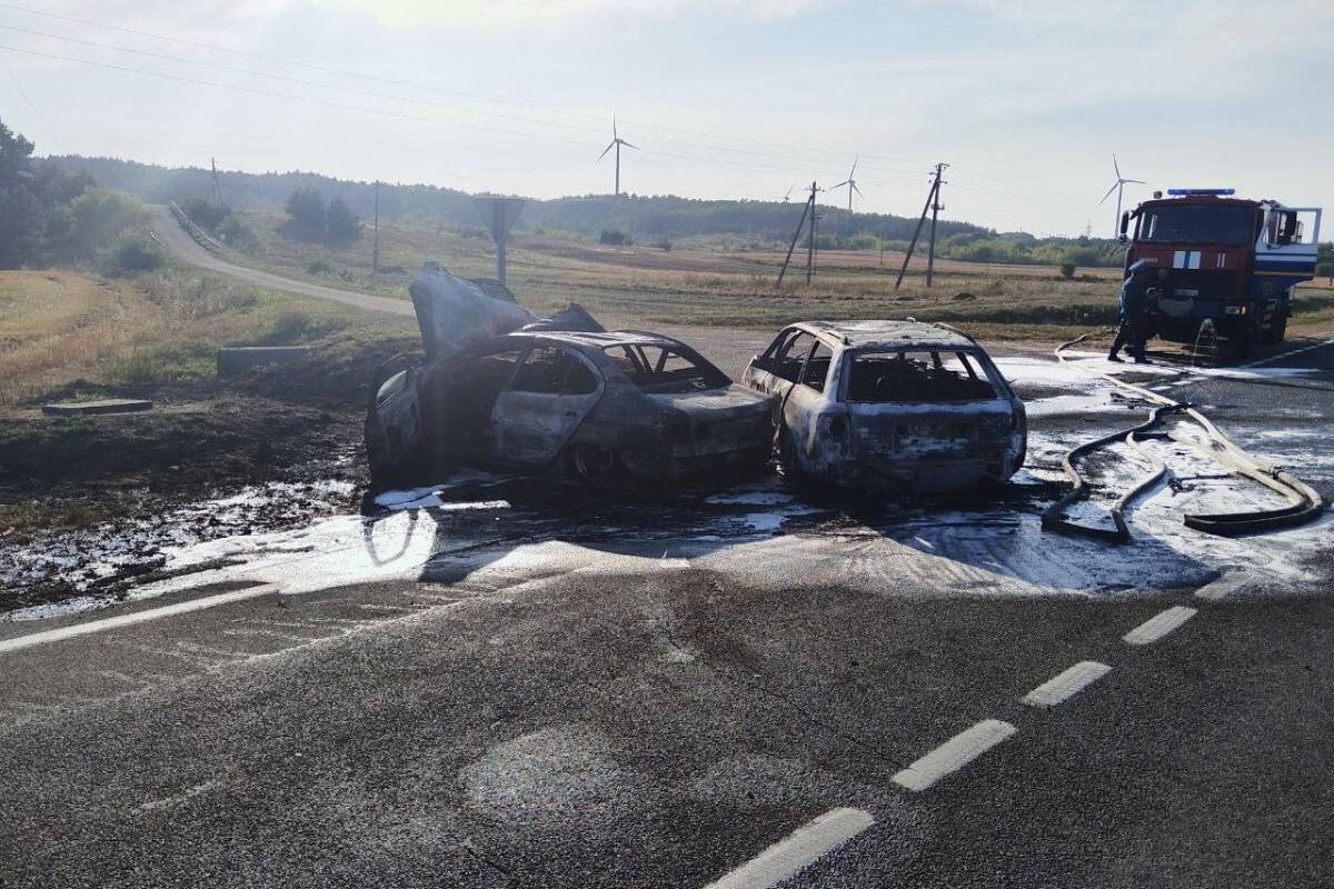 Два автомобиля сгорели при ДТП в Зельве