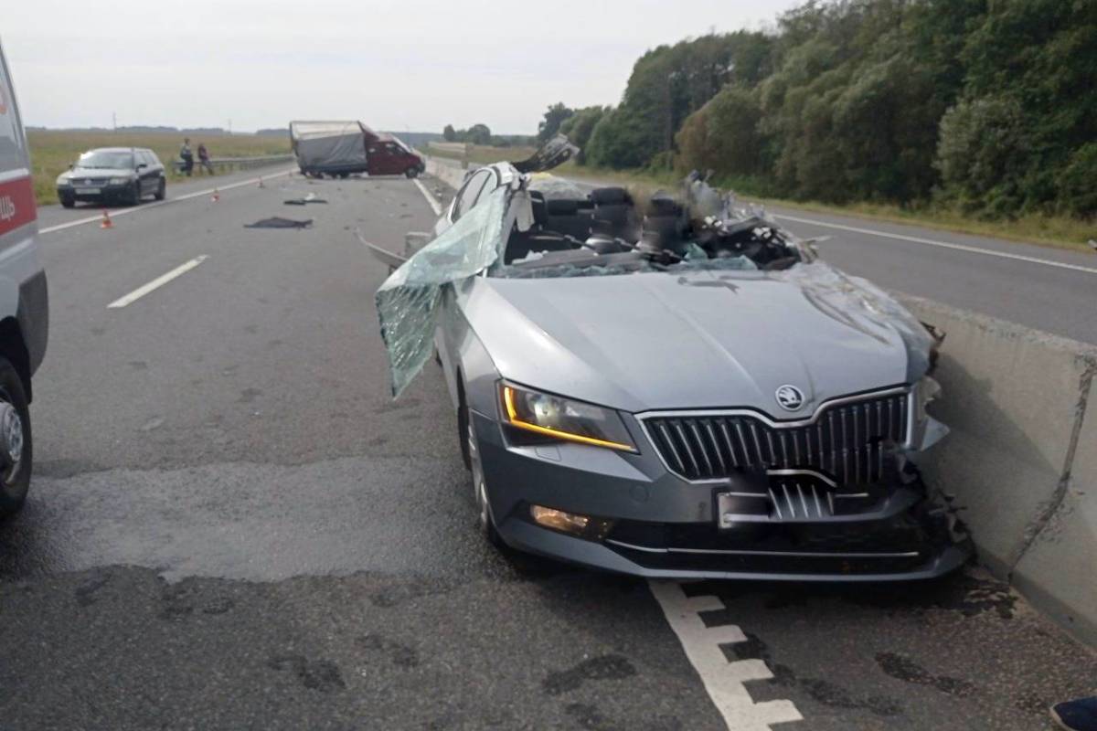 Смертельная авария на трассе М6: Skoda врезалась в «Газель» дорожников