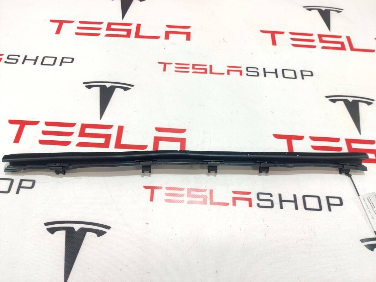Уплотнитель к Tesla Model S 2019