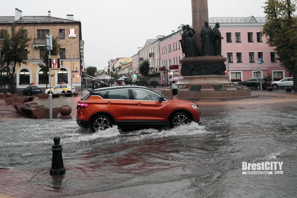 Брест затопило: автолюбители форсируют водные преграды