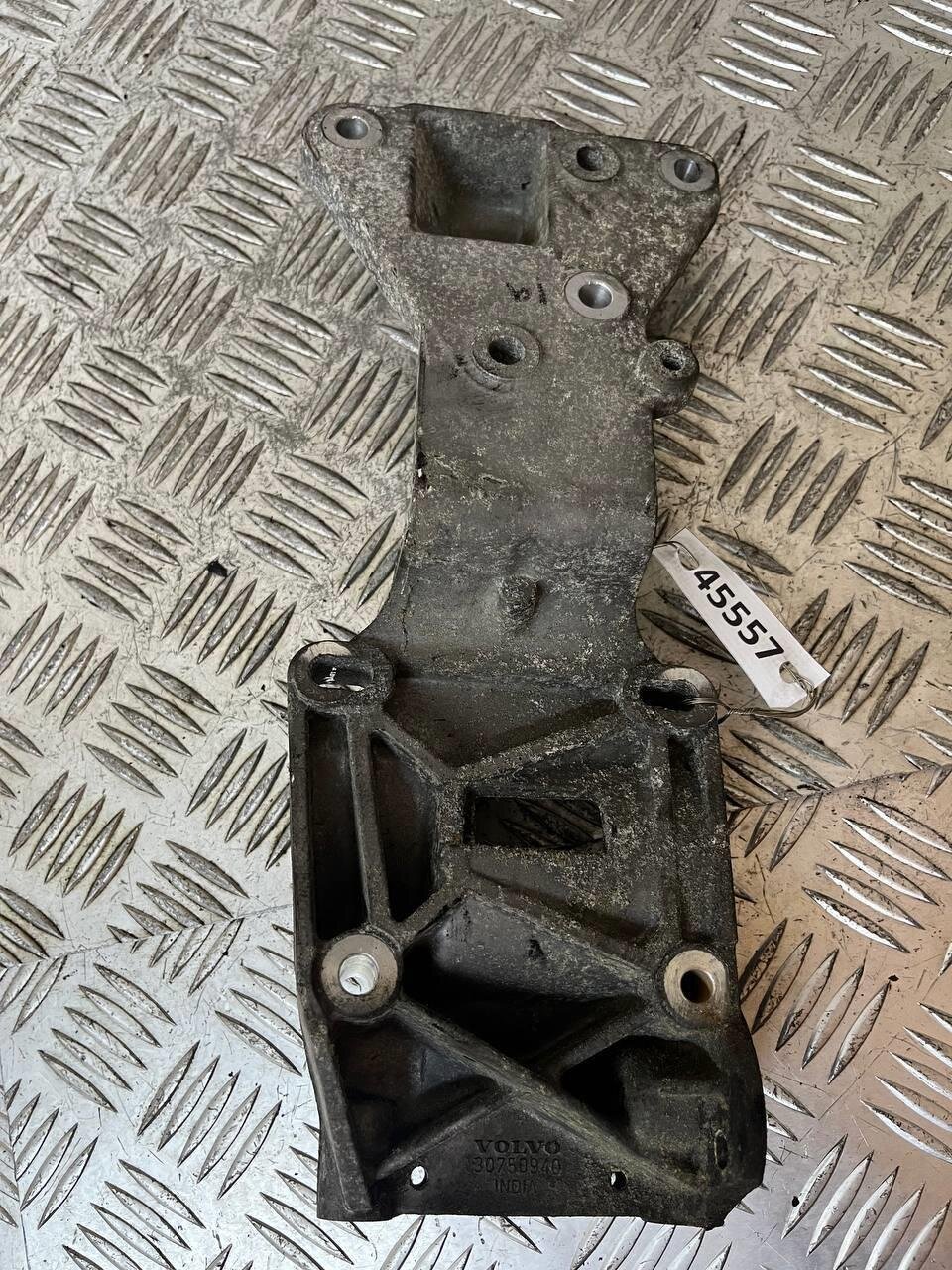 Кронштейн генератора к Volvo V70 2004