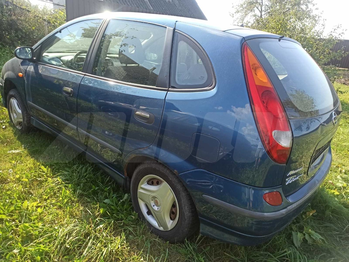 Nissan Almera Tino 2001,