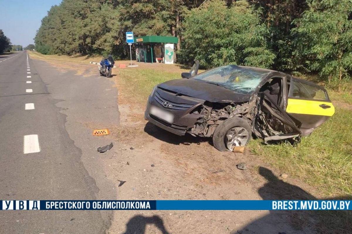 В Брестском районе Nissan внезапно выехал на встречку и столкнулся с такси