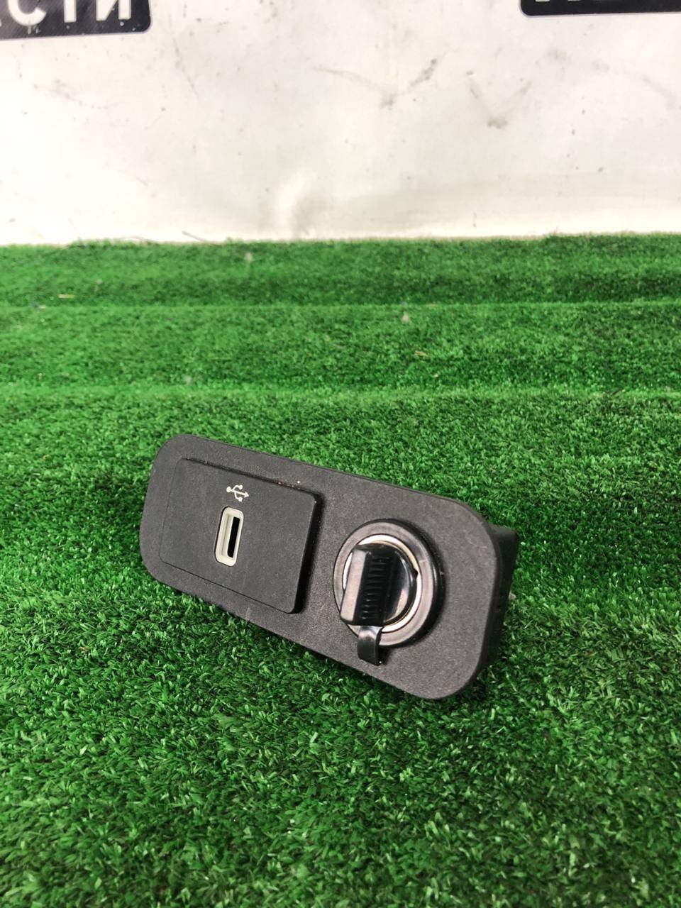 Разъем AUX / USB к Ford Mustang 2019