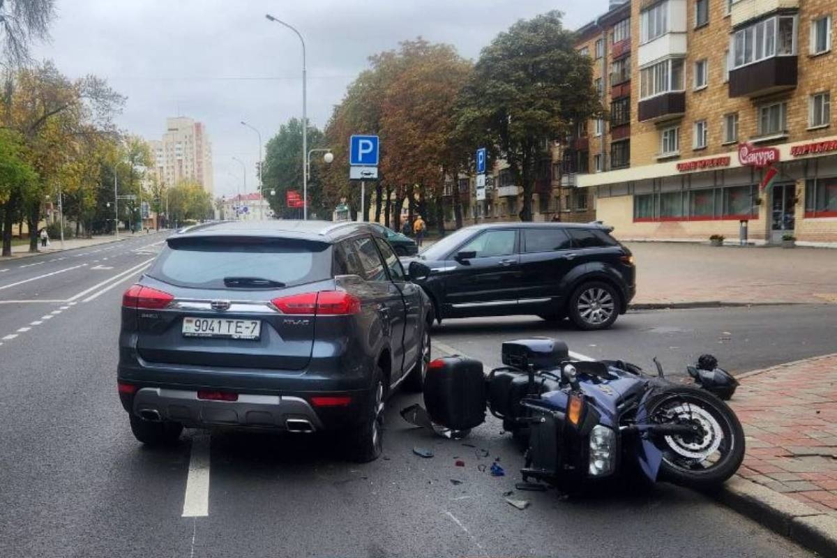 Авария в Минске: водитель Geely сбил мотоциклиста