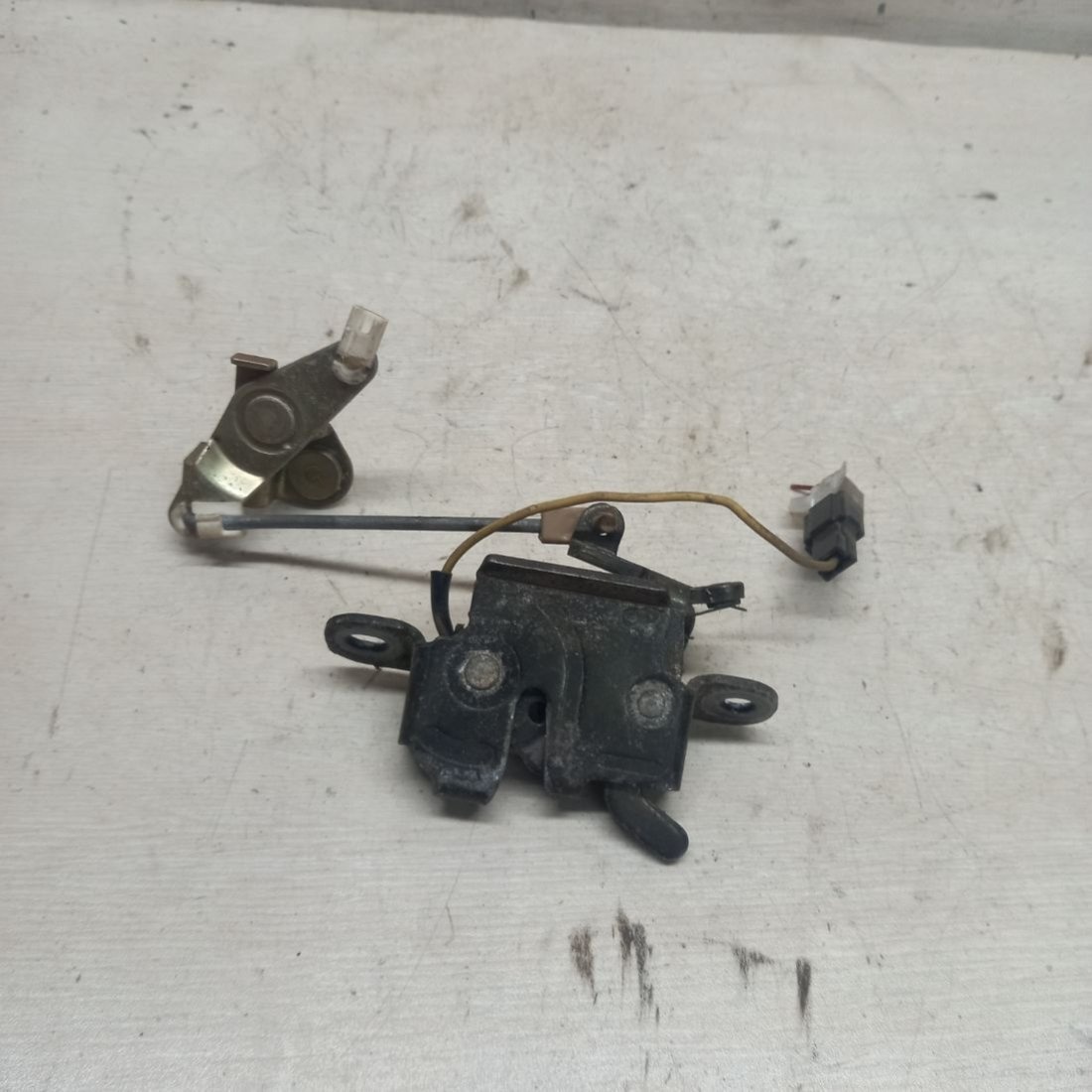 Замок (кнопка) крышки багажника к Mazda 626 1996
