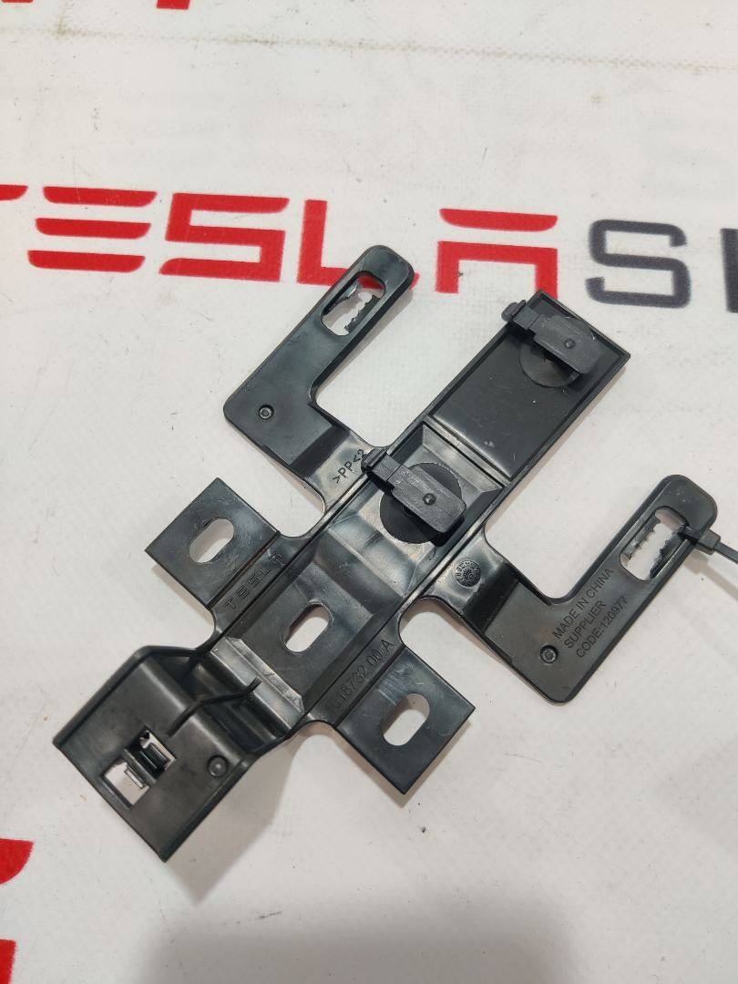 Крепление проводки к Tesla Model S 2021