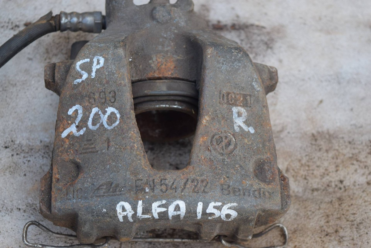 Суппорт передний правый к Alfa Romeo 156 2001