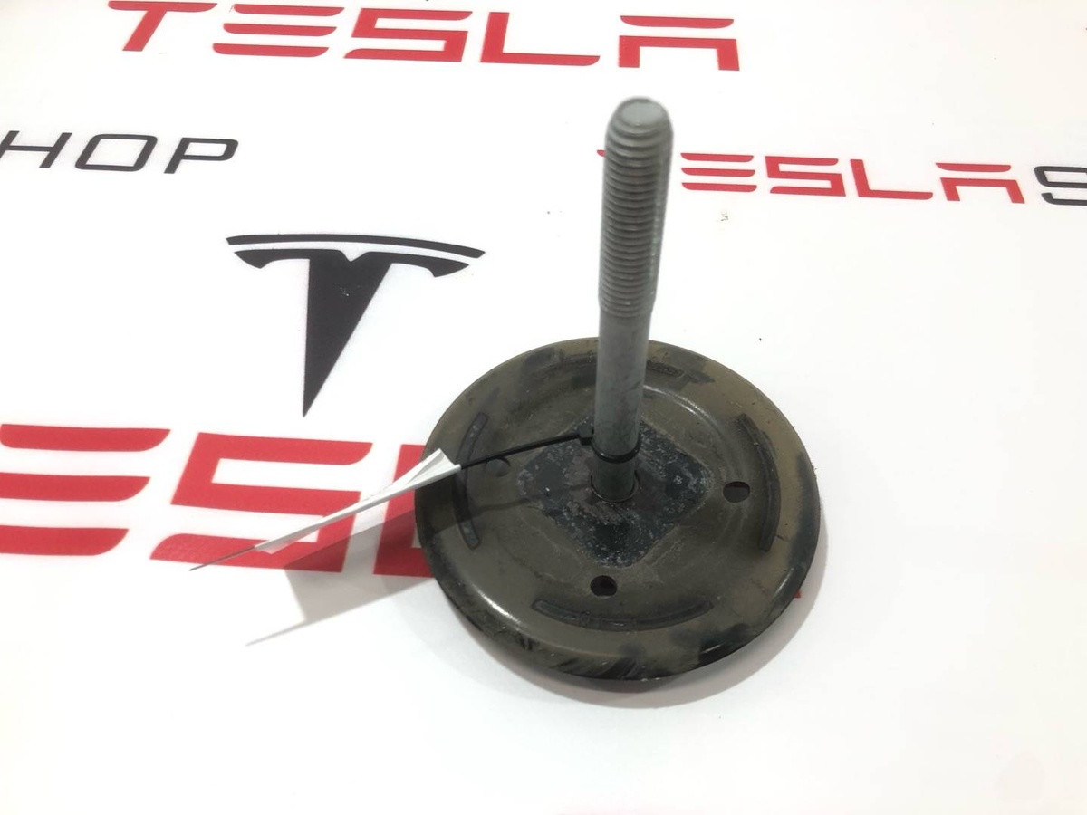 Болт к Tesla Model S 2019