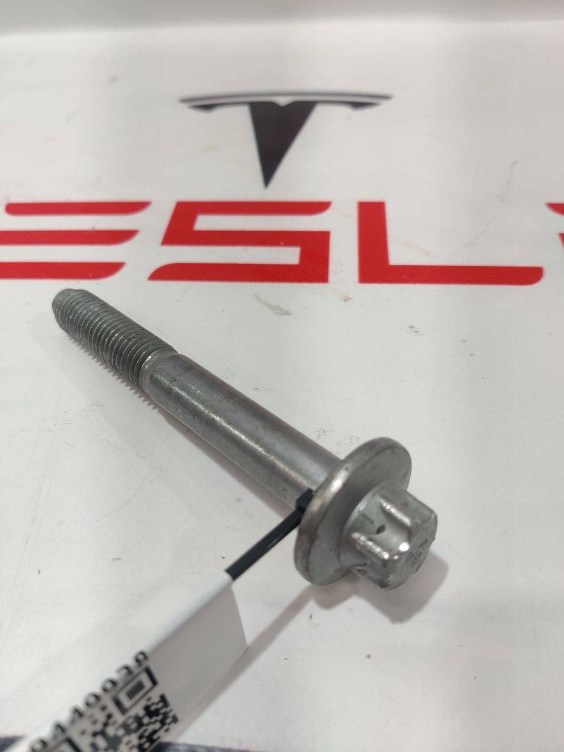 Болт к Tesla Model S 2021