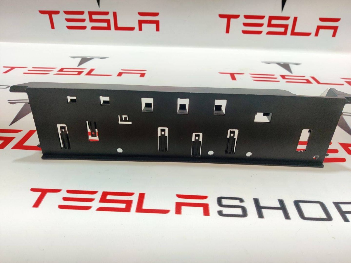 Крепление проводки к Tesla Model X 2019